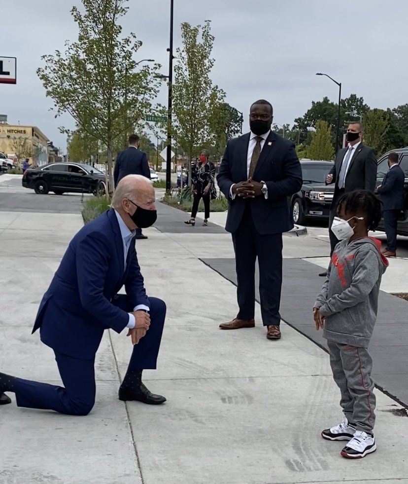 OliviaRaisner's tweet image. Photos from @JoeBiden’s basement this week: