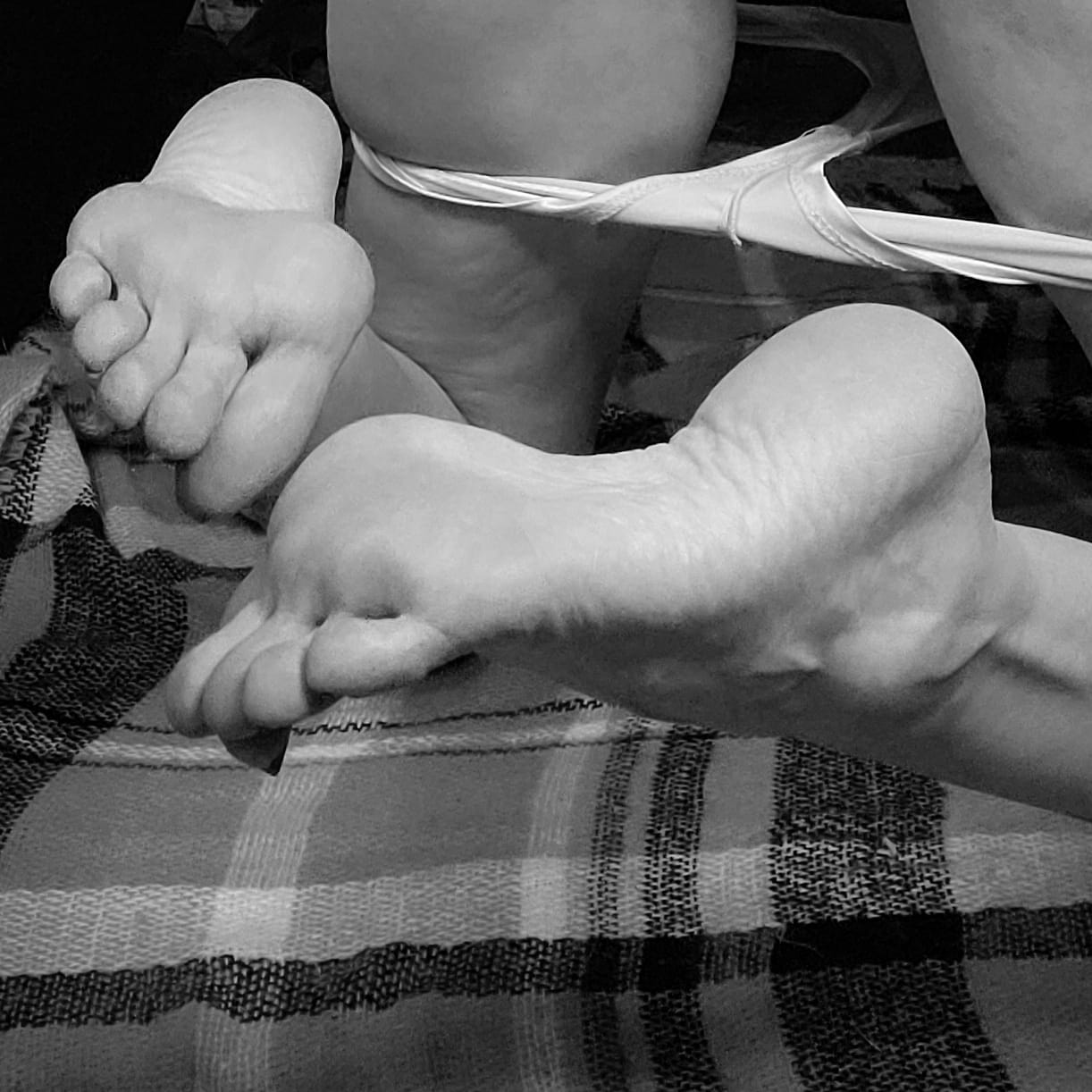 Soles up, panties down. ❤👣❤ Sole Saturday-and my soles are near perfect. Not to mention-those arches. #sexysoles #solesworship #solesaturday #higharches #implied https://t.co/ZOlqy9bXWE