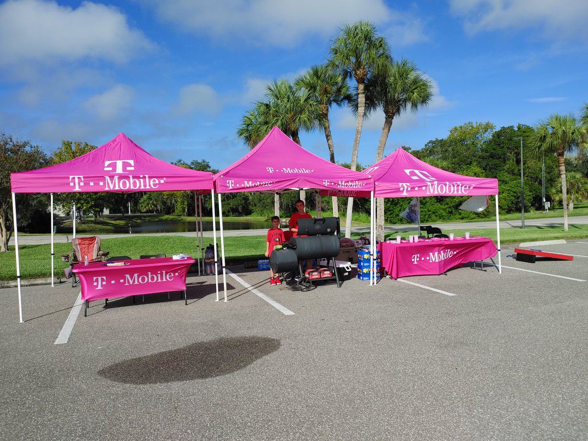 Dkeefe49's tweet photo. @NickJurcak @ExpStores @RyanWarnerEXP @kfsiller @stevebitto @coreyshannon941 @EddiePryor7 It was our pleasure to give back and take care of the community. Especially our first responders!
Ellenton pride baby!! #204D #bestteam #lovemyjob! https://t.co/208Dd16So1