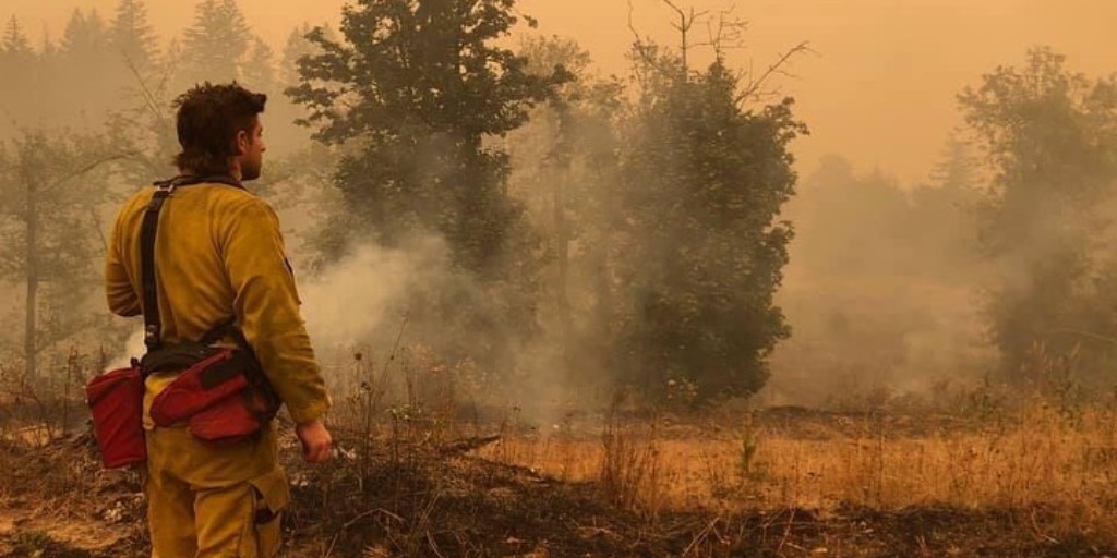 clackamasfire's tweet photo. During &amp; after a disaster, people come together to help. If you would like to support our #firefighters &amp; those impacted by the #ClackamasWildfires, please donate to the @ClackamasESF's Wildfire Relief Fund. To donate, click here: https://t.co/jtJV8xGW5K. https://t.co/8O8NfTNptv