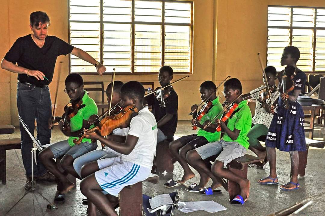 keysofchange's tweet photo. With an orchestra you are building citizens, better citizens for the community.
Gustavo Dudamel

Mr. Vov Dylan giving indications  to the violinists of Accra Youth Sinfonietta 

📸F. Tanaka
#education #music #violin #violon #youngmusician #youngempowerment #musiccanchangetheworld https://t.co/QND4A2jUBZ