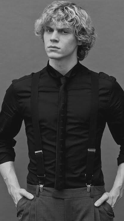 18) Evan Peters