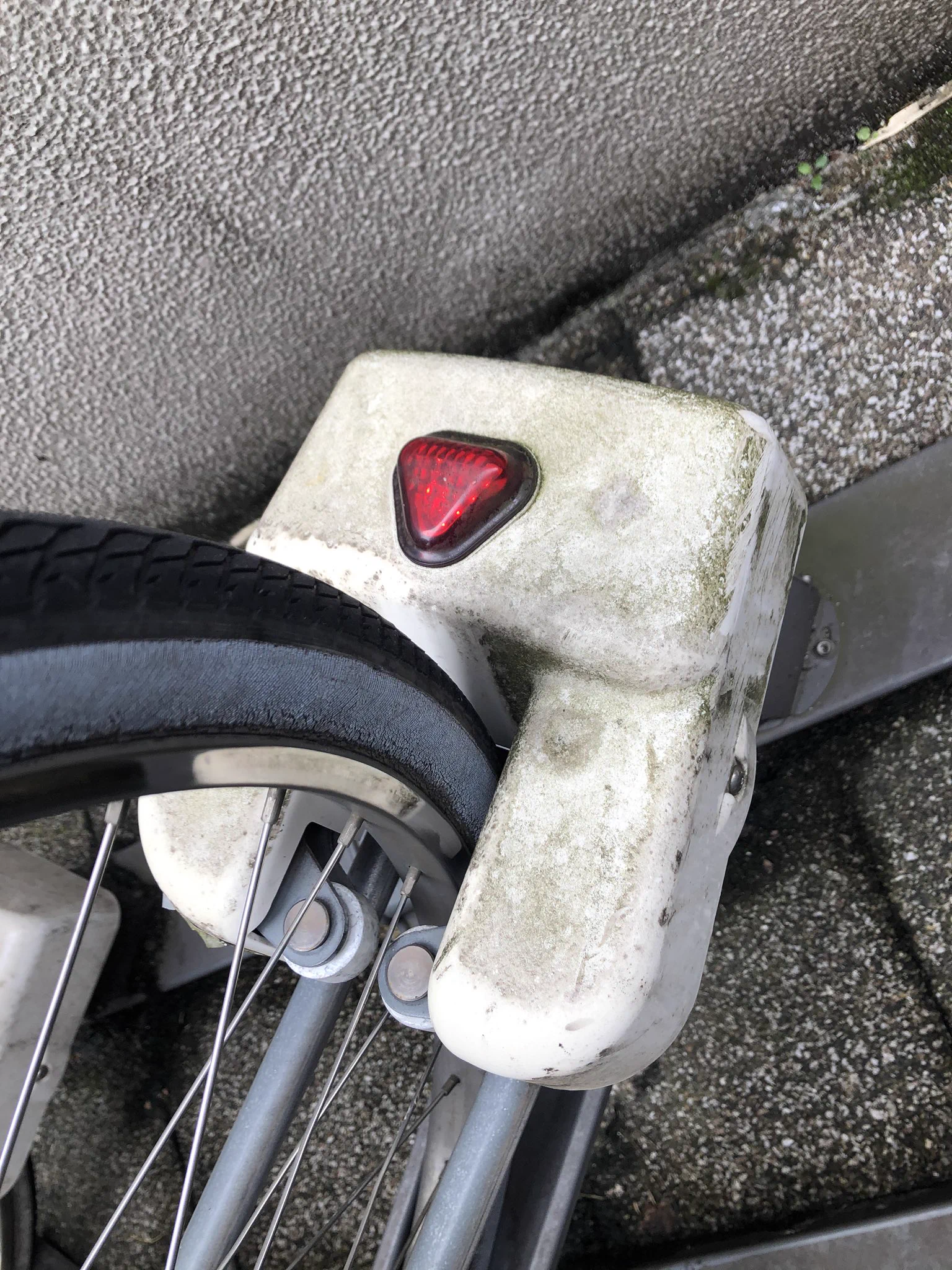 駐輪場のラックにタイヤを正しくはめれてない自転車には？？？親切な僕はこうします！