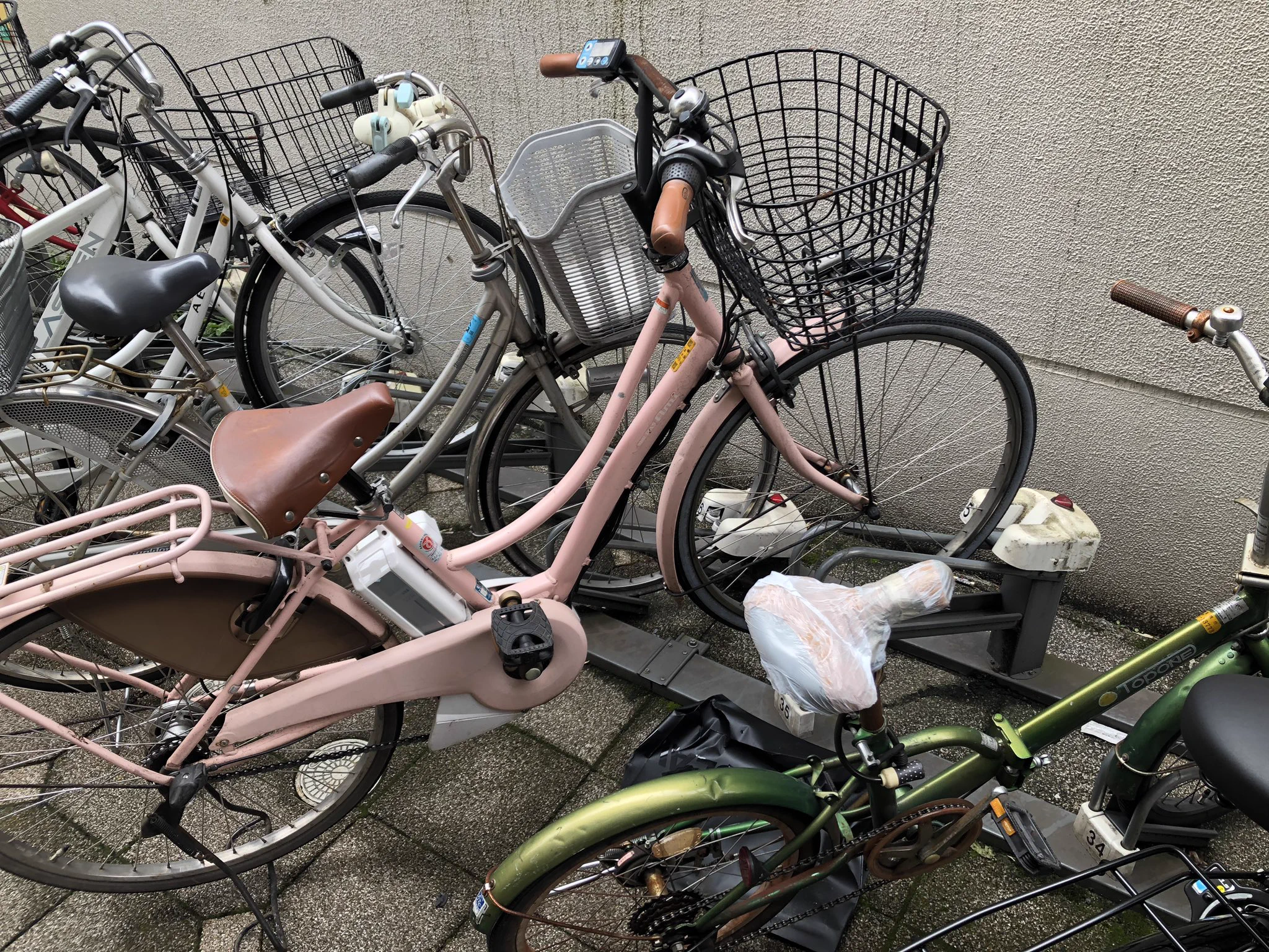 駐輪場のラックにタイヤを正しくはめれてない自転車には？？？親切な僕はこうします！