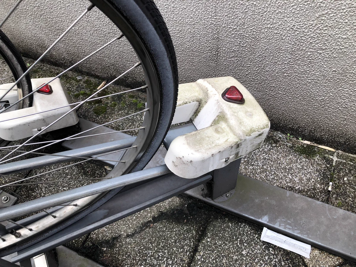 駐輪場のラックにタイヤを正しくはめれてない自転車には？？？親切な僕はこうします！