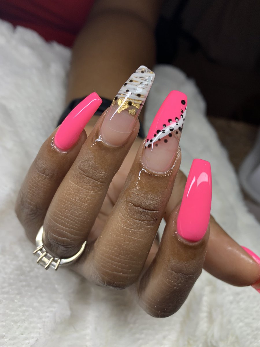 XiMuva_'s tweet photo. Come on, Barbie, let's go party⛱
•
•
#nails #nailsart #dexinernails #dexined #242nailartist #242nails #glittergoddess #ombre’ #grabbers #nassaunails
•
For information or booking, WhatsApp 816-6064! https://t.co/lIbf1TVjym