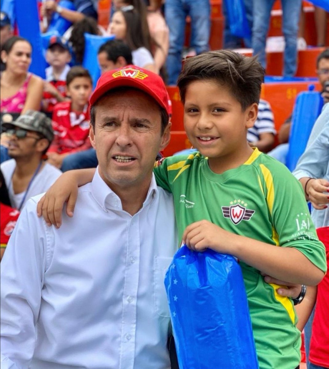 tutoquiroga's tweet photo. Soy de Cochabamba, crecí en Santa Cruz y vivo en La Paz.
Cuando troto, cuando voy al estadio, cuando escalo montañas, cuando estoy al sol, siempre uso gorra y soy.... BOLIVIANO. https://t.co/vklbZZYjZO