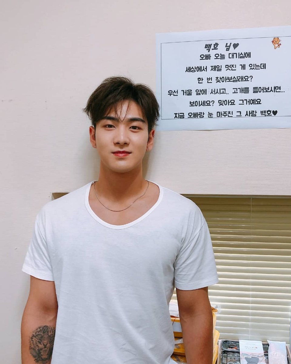 190913 nuest_official IG #백호 
거울 앞에 서봤다...

instagram.com/p/B2Ve6L-htO-/