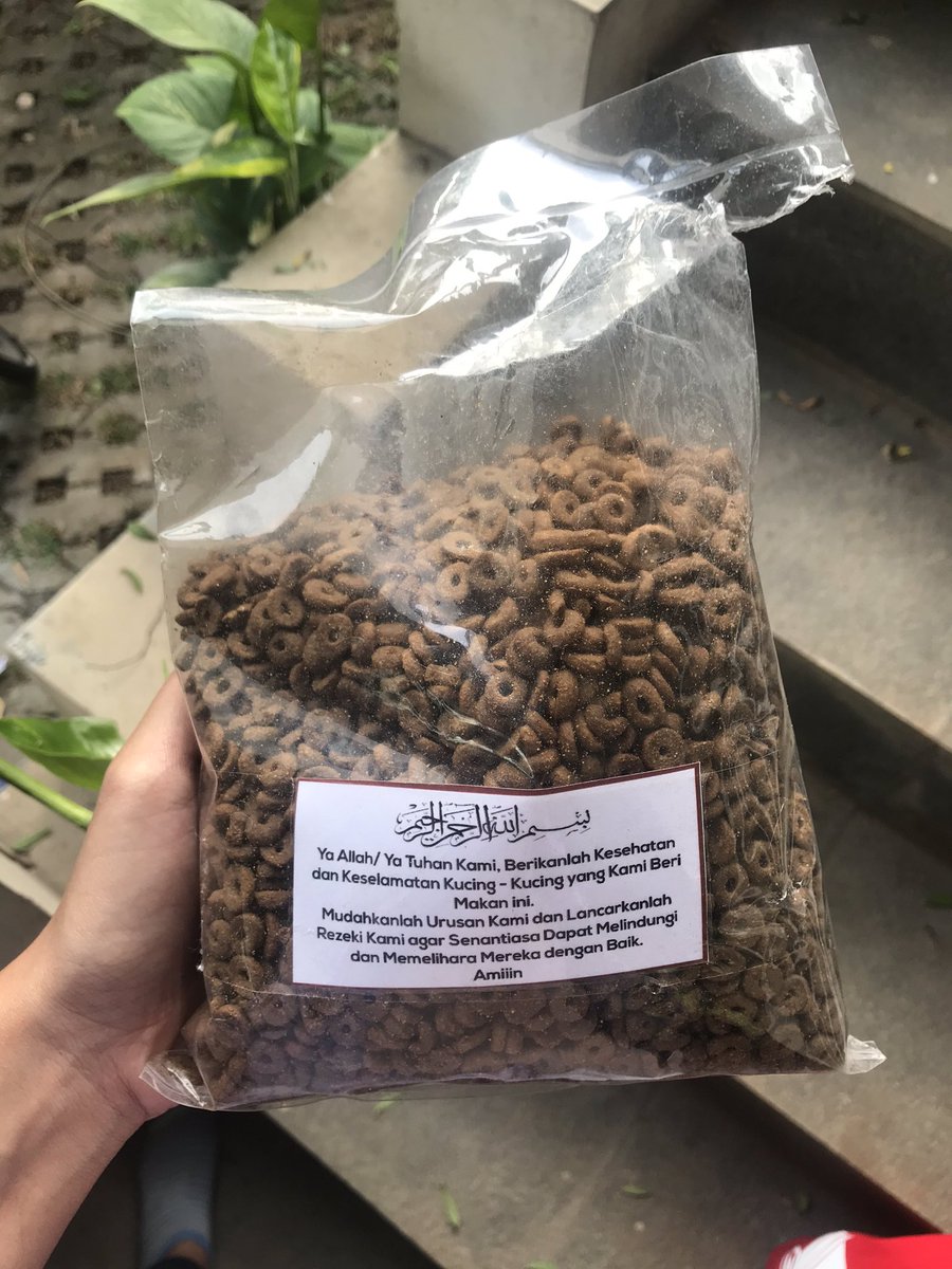 animalfess2's tweet photo. anf! kemarin aku ke pet shop buat beli pasir eh dikasih df gratis karena hari jumat huhu baik banget :( diliat dari kibblenya kira2 merk apa ya? https://t.co/jrx9clrezn