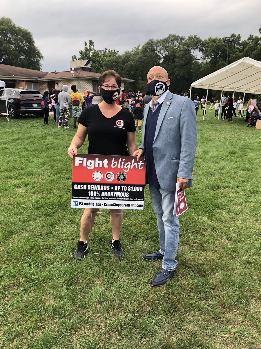 FlintCrimeStop's tweet photo. Great event at River Park Apartments in #Flint. @HamiltonCHN with Total Life Prosperity https://t.co/iqaZAuW9P5
