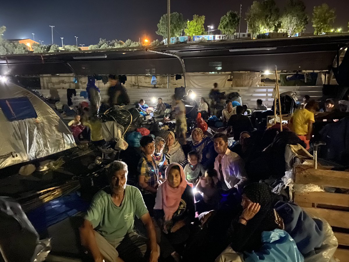 ErikMarquardt's tweet image. Tausende Menschen haben den vierten Tag in Folge unter freiem Himmel geschlafen. Jetzt wird der Presse der Zugang zu dem Gebiet verweigert. Gestern wurde viel Tränengas in die Menge geschossen. Das ist für Kleinkinder lebensgefährlich.
#LeaveNoOneBehind #moria