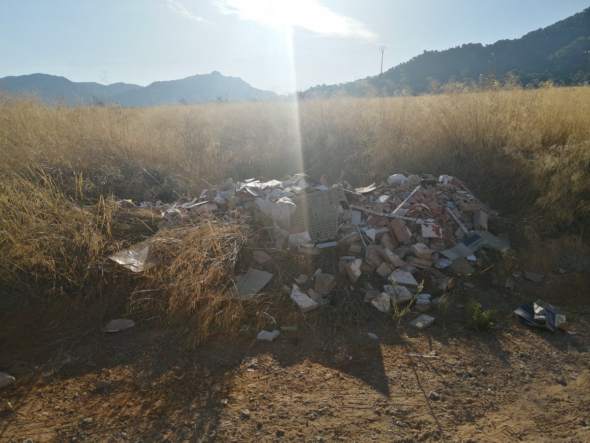 Virvhp's tweet photo. Que esté el monte así y nadie haga nada... @AytoMurcia https://t.co/wqMrmmyw0N