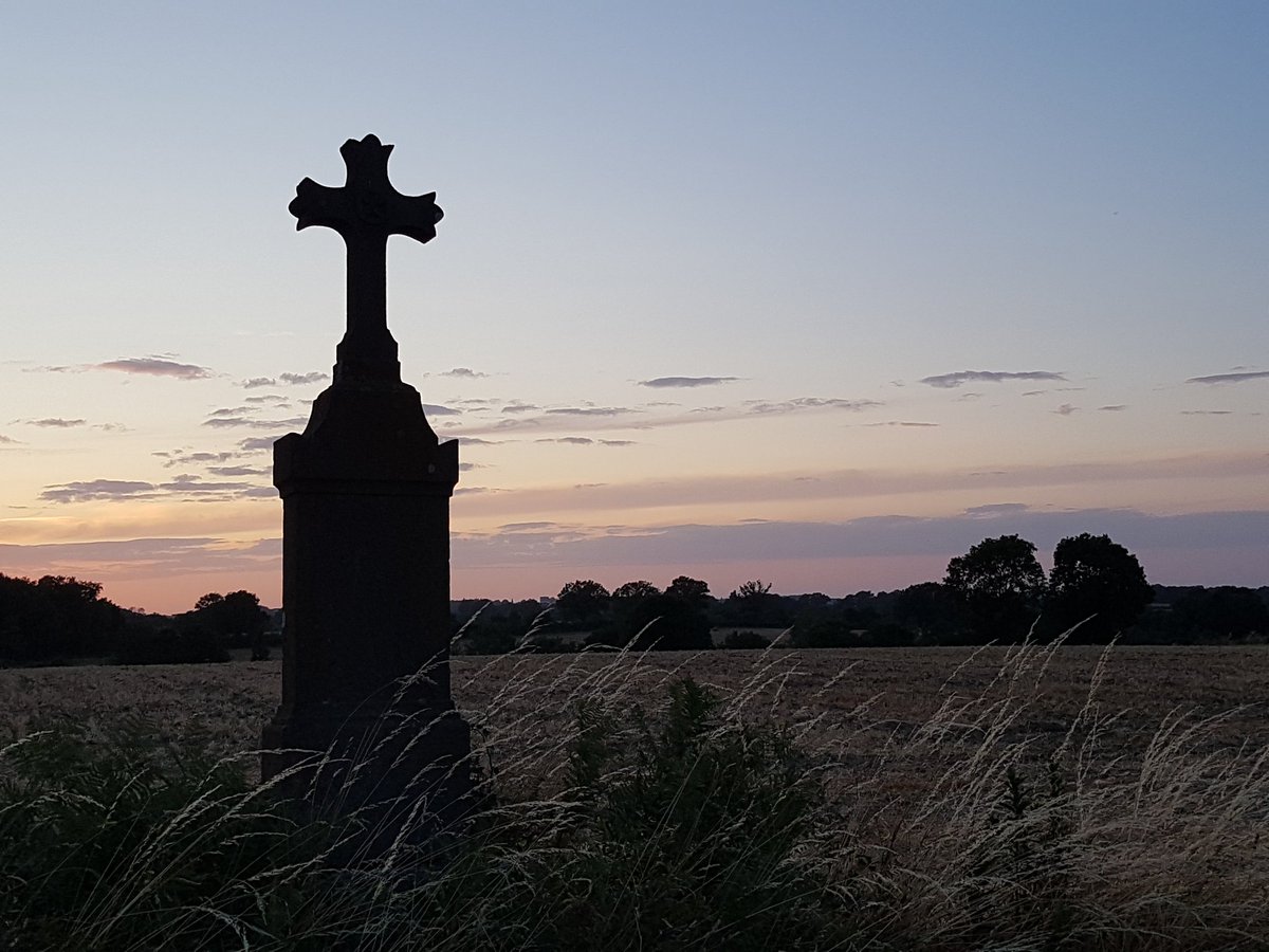 BerryPatrimoine's tweet photo. Croix de chemin, Sazeray, #Indre : un #paysage ne devient lassant que quand on ne le regarde plus... #nature #landscape https://t.co/hQLpA4FUWs