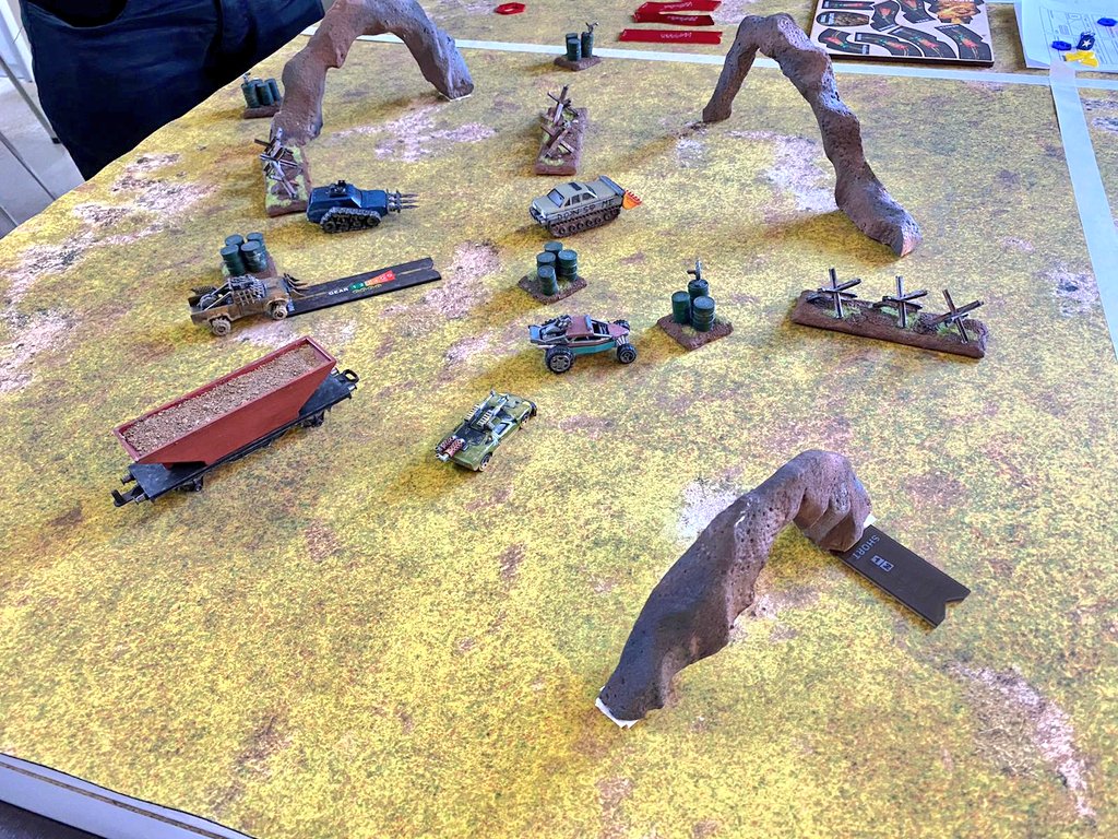 CarcosaR's tweet photo. Lo prometido es deuda, y después de que algunos socios amenazar... Digo, hablaran con este CM, os dejamos unas fotillos de este mismo fin de semana. Para empezar, mucho humo, motores y destrucción en #gaslands https://t.co/hfTaLRZJCX