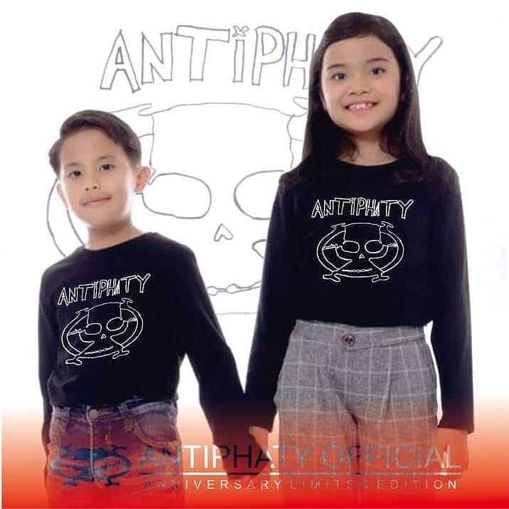 hooligandz87's tweet photo. Open Pre-Order
ANTIPHATY - Edisi Anak.
Rp. 75.000,- Longsleeve Hitam.
Rp. 64.000,- Reglan Hitam/ Merah.
Harga diluar ongkos kirim, kontak 0816593637.
Hello kids, this is ANTIPHATY!!
#Antipathy
#EdisiAnak
#AnakPunk
#MalangPunkrock
#SindikatNdeso
#KaosBand
@infomalang https://t.co/Smu2bqZldU