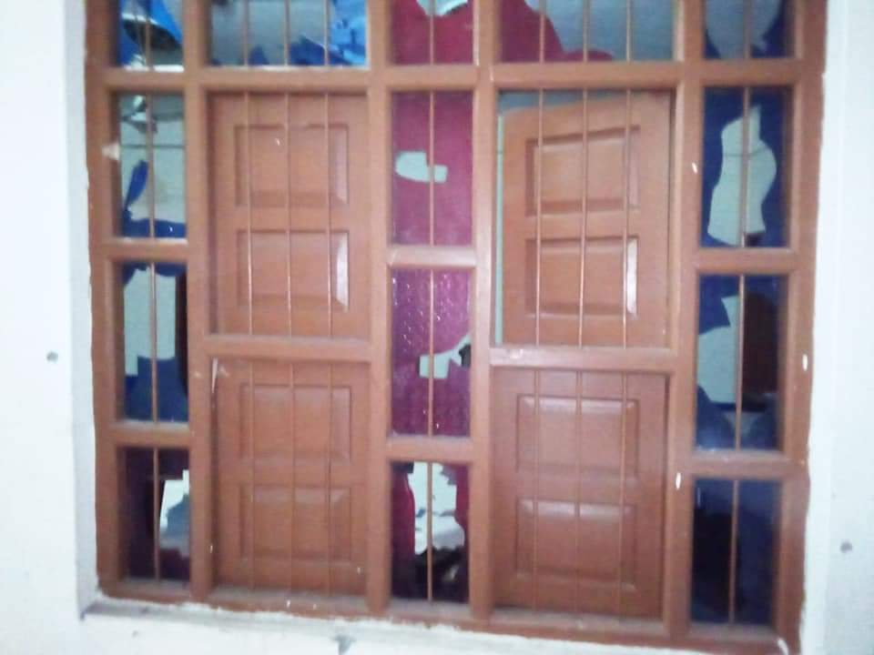 AfifaSoudozai's tweet image. کل رات ایل او سی پہ انڈین آرمی کی طرف سے شدید گولہ باری
کشمیری کب تک اپنی جانیں دیتے رہیں گے؟
انڈین آرمی کا جب  دل چاہے سیول آبادی کو نشانہ بنا لیتی اوراچانک گولہ باری شروع ہو جاتی ہے یہاں کے لوگ ڈپریشن ک شکار ہورہے ہیں،بچے ایک خوف و ہراس کے ماحول میں بڑے ہو رہے ہیں۔
#LOCUpdate