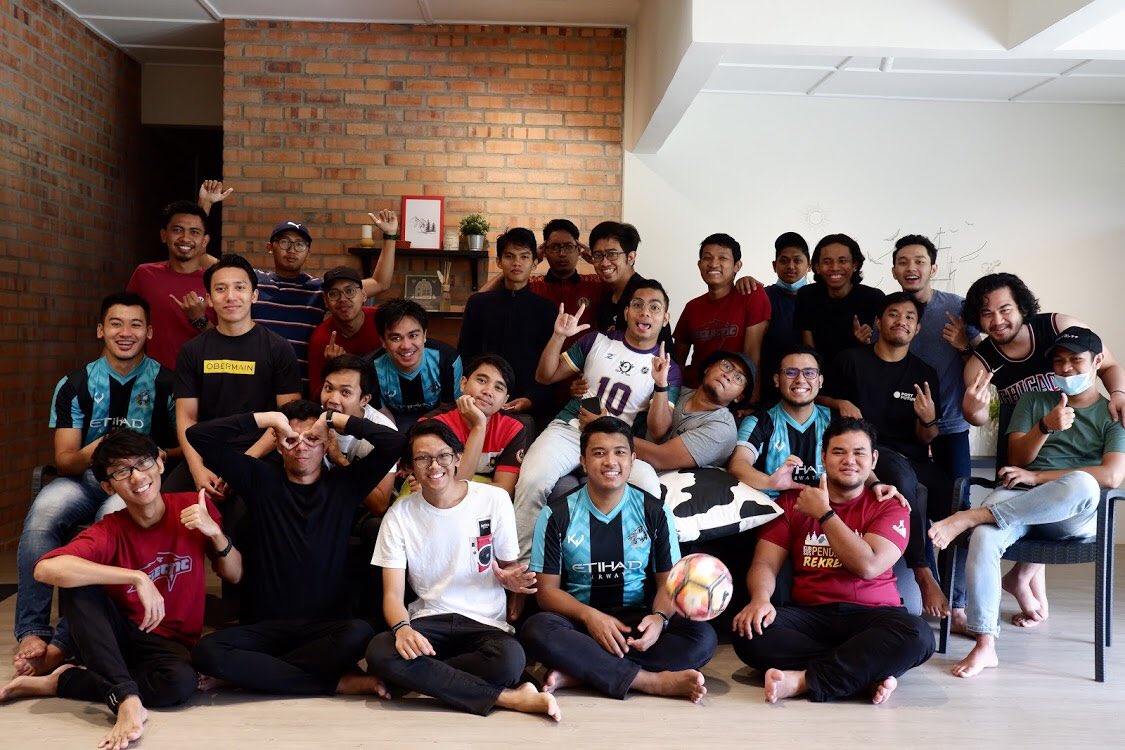 RaffiqAidrus21's tweet photo. Mantul pak abu,
Naya pak atan,
Eclectic memang padu,
InshaAllah ukhwah berpanjangan. 🤘🏻

 #TE1014 #TeamEclectic https://t.co/UNrmaRSSd7