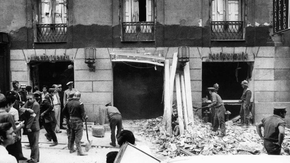 AmigosBroseta's tweet photo. #TalDíaComoHoy hace 46 años, ETA hizo explotar una bomba en los servicios de la cafetería Rolando. El artefacto estaba compuesto por 30 kg de explosivos y tuercas. Fallecieron 13 personas. Fue el primer atentado indiscriminado contra población civil. 
📸@elconfidencial 

#ETA https://t.co/Dkg7ZlClJC