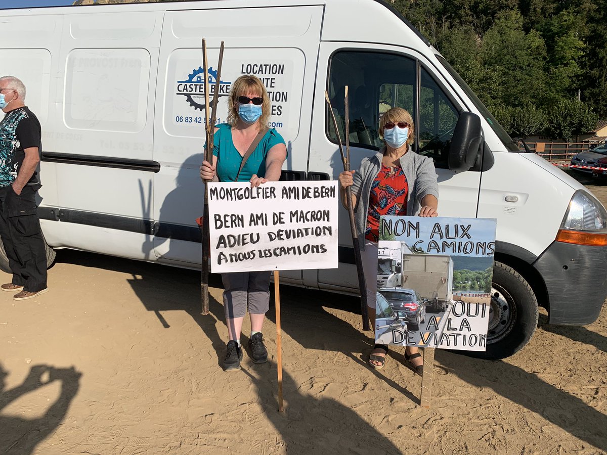 ewencousin's tweet image. Les manifestants s’équipent de fourches « symbole du combat pour La Défense de la ruralité » #Beynac #Dordogne #contournement