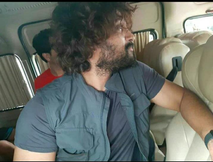 AAArmyNGKLDIST's tweet image. మరో సారి అభిమానులు ఎంతో సంతోషంగా ఎగిరి గంతులేసారు,ఎందుకంటే మన @alluarjun గారు అదిలాబాద్ జలపాతాలు వీక్షించేందుకు తన ఫ్యామిలీతో కలిసి వెళ్ళారు.
మరీ అభిమానులకు కనిపిస్తే అంతే మరీ రచ్చరచ్చే..
@AlluArjun_Army  @TrendsAlluArjun @TeamAAArmy @IamVenkateshRam @Alluprashanth9