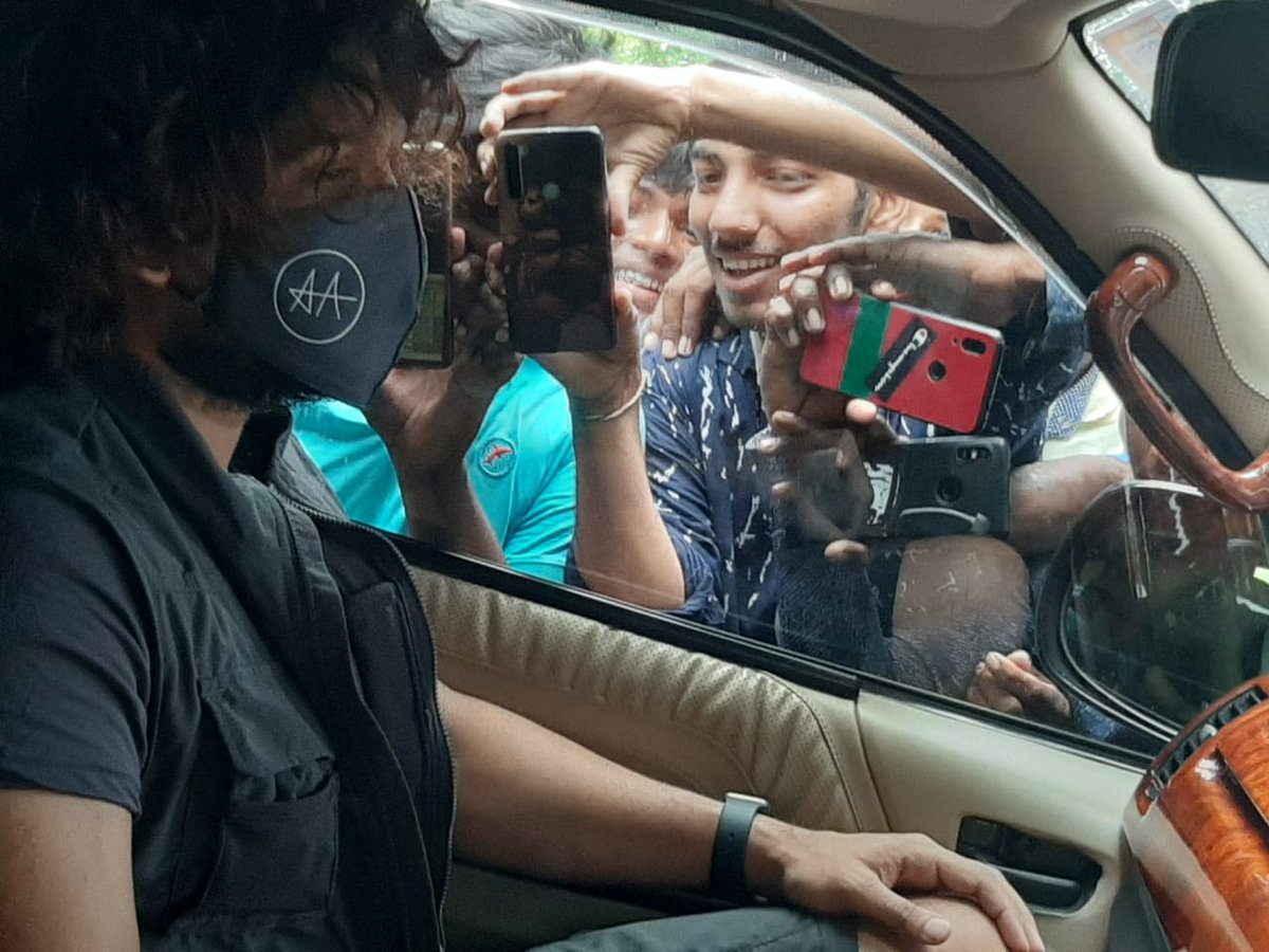 AAArmyNGKLDIST's tweet image. మరో సారి అభిమానులు ఎంతో సంతోషంగా ఎగిరి గంతులేసారు,ఎందుకంటే మన @alluarjun గారు అదిలాబాద్ జలపాతాలు వీక్షించేందుకు తన ఫ్యామిలీతో కలిసి వెళ్ళారు.
మరీ అభిమానులకు కనిపిస్తే అంతే మరీ రచ్చరచ్చే..
@AlluArjun_Army  @TrendsAlluArjun @TeamAAArmy @IamVenkateshRam @Alluprashanth9