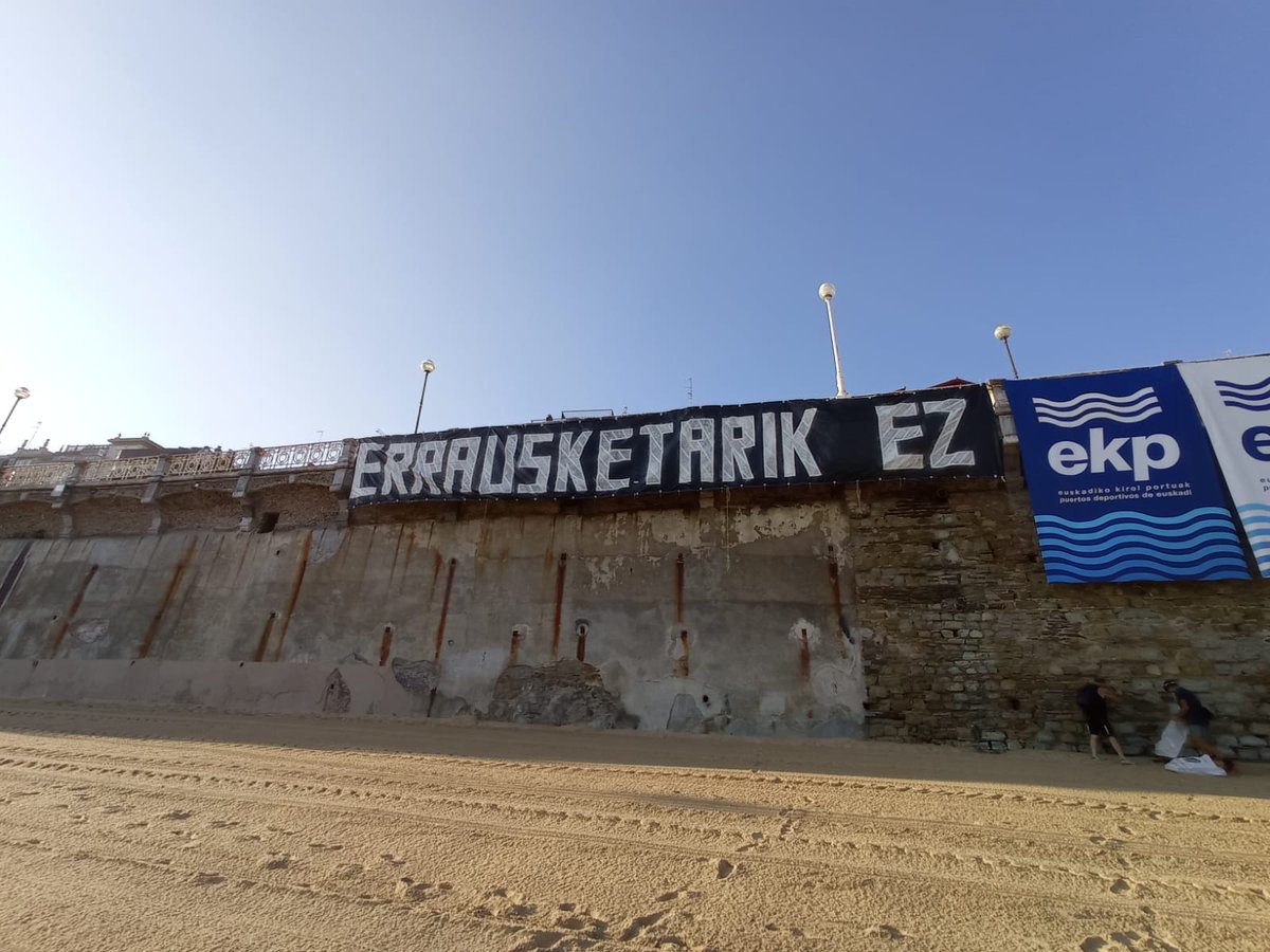 AireBira's tweet photo. @ErrausAurkMugi ak Kontxan jarritako pankarta prest. Gaur  Erraustegiaren Aurkako Mugimenduak eta hainbat eragilek deituta "Errausketarik ez! Donostia zaborretan itota" giza katea, 11:00etan. 
#erraustegiagelditu
#larrialdiklimatikoa
#ClimateEmergency #donostia #estropadak https://t.co/srlMA99yU6