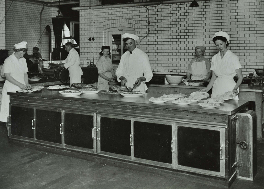 TheLdnArchives's tweet photo. Meals being prepared in a hospital kitchen. #HBAHWork #ExploreArchives #Food #Kitchen #Hospitals #Chefs https://t.co/ZTr87VCTCv