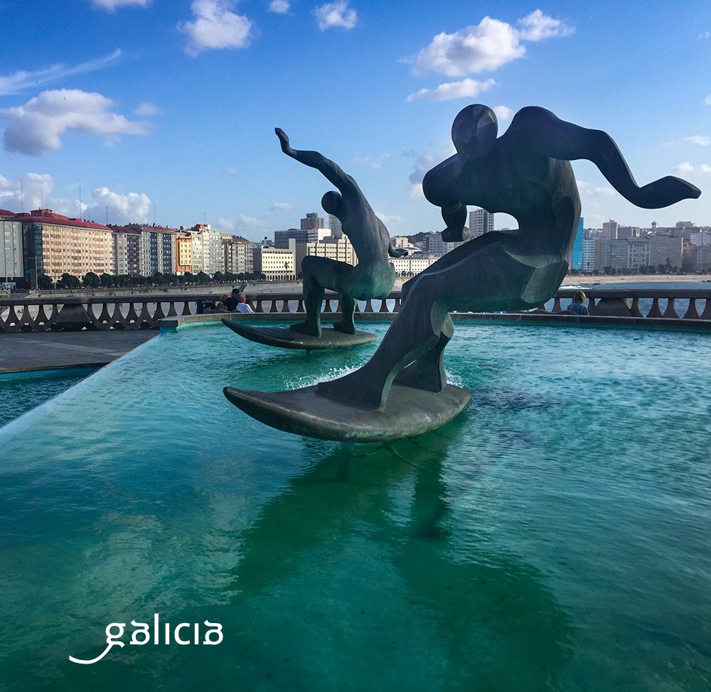 Between the beaches of O Orzán and O Matadoiro we find the Fuente de los Surfistas 🏄‍♀ Without a doubt, it is one of the best known and most photographed beaches in the city of A Coruña. #GaliciaVolve #Sentidiño #ACoruña