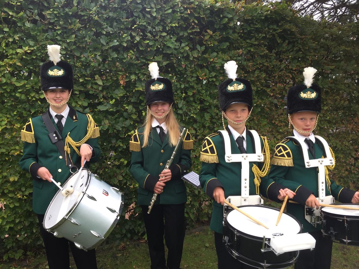 LvHdeVeen's tweet photo. Vandaag mochten we eindelijk weer een keer op pad. Veender Jan van der Zwet vierde zijn 100e verjaardag en wij brachten hem een feestelijke serenade. Jan en zijn vrouw waren aangenaam verrast. Fijn dat wij mochten bijdragen aan deze bijzondere dag! https://t.co/9PTfEcFpEr