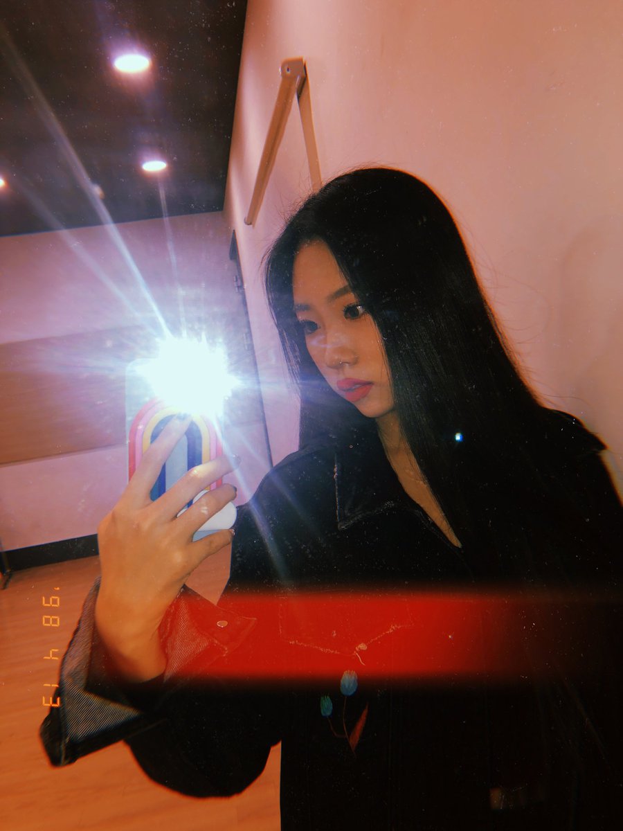 RBW_PURPLEKISS's tweet photo. [#도시]

♪The space between - Cleopold

도시는 오늘도 집콕 중🌃 여러분은 뭐 하고 있나요?🧐 저는 어제 채인이가 얼그레이 케이크 얘기를 해서 얼그레이 케이크가 너무 먹고 싶어요 근데 움직이기는 귀찮고.. 쌍둥이 언니를 꼬드겨서 배달시켜야겠어요🤫 https://t.co/3MrpkpFvey