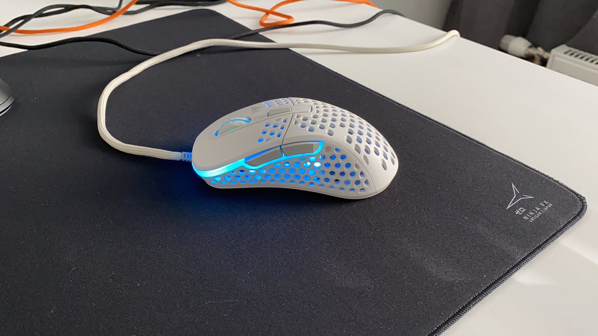hausgameS_'s tweet photo. Took out one of my favourite ergo mice. Xtrfy M4; sick shape & built like a rock. Cable is the only thing that's not top tier. @Xtrfy #xtrfym4 #ergogang https://t.co/8TCThF70db