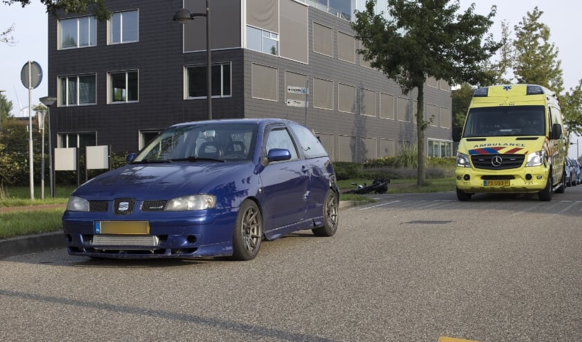 Aanrijding tussen snorfiets en auto in Ede [EDE] Op de Copernicuslaan in Ede kwamen zondagochtend een snorfiets en een auto met elkaar in botsing.