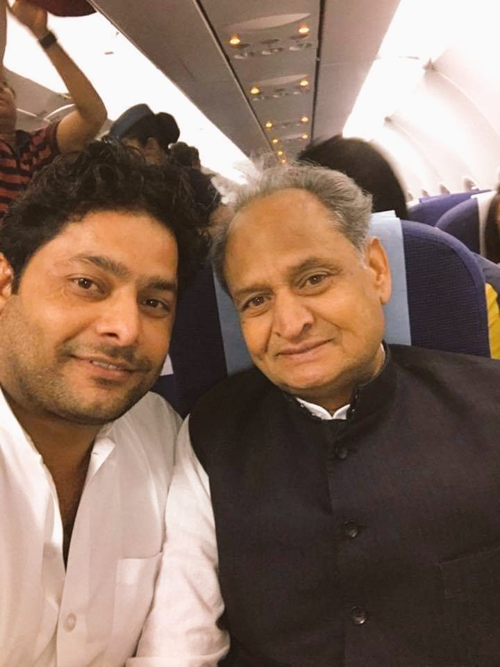 jadon1104's tweet photo. काकोसा धीरेंद्र सिंह भांडारेज को जन्मदिन की हार्दिक शुभकामनाएं 🎂🍻🍻🍻🍻🥃💐❤️🎂🥃🍻💐❤️
@1982_dhirendra 
#BirthdayWishes https://t.co/f0SKiLgR1X