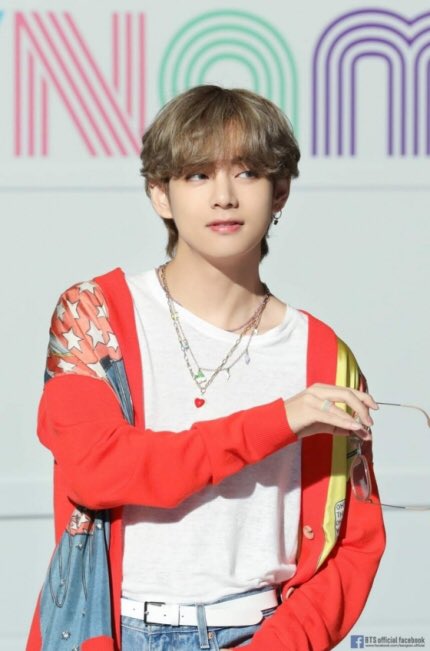 KTH_News's tweet photo. [NAVER] 091320

On the 12th, #BTSV followed after some of the boys’ tweets with his own for RM, "Happy birthday! #RMChallenge #RecordYourVoiceOnly...#Whatisthis? I want to hear ARMY's voice in this way," he said in a dialect, "Happy birthday Namjoon." +

🔗https://t.co/K55h1bB573 https://t.co/83EnSfUWhk