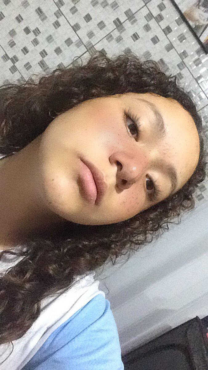 lifebibix's tweet photo. com essas fotos até parece que eu sou bonita🤡
#ElogiaTattinhos https://t.co/1925P0QvPy
