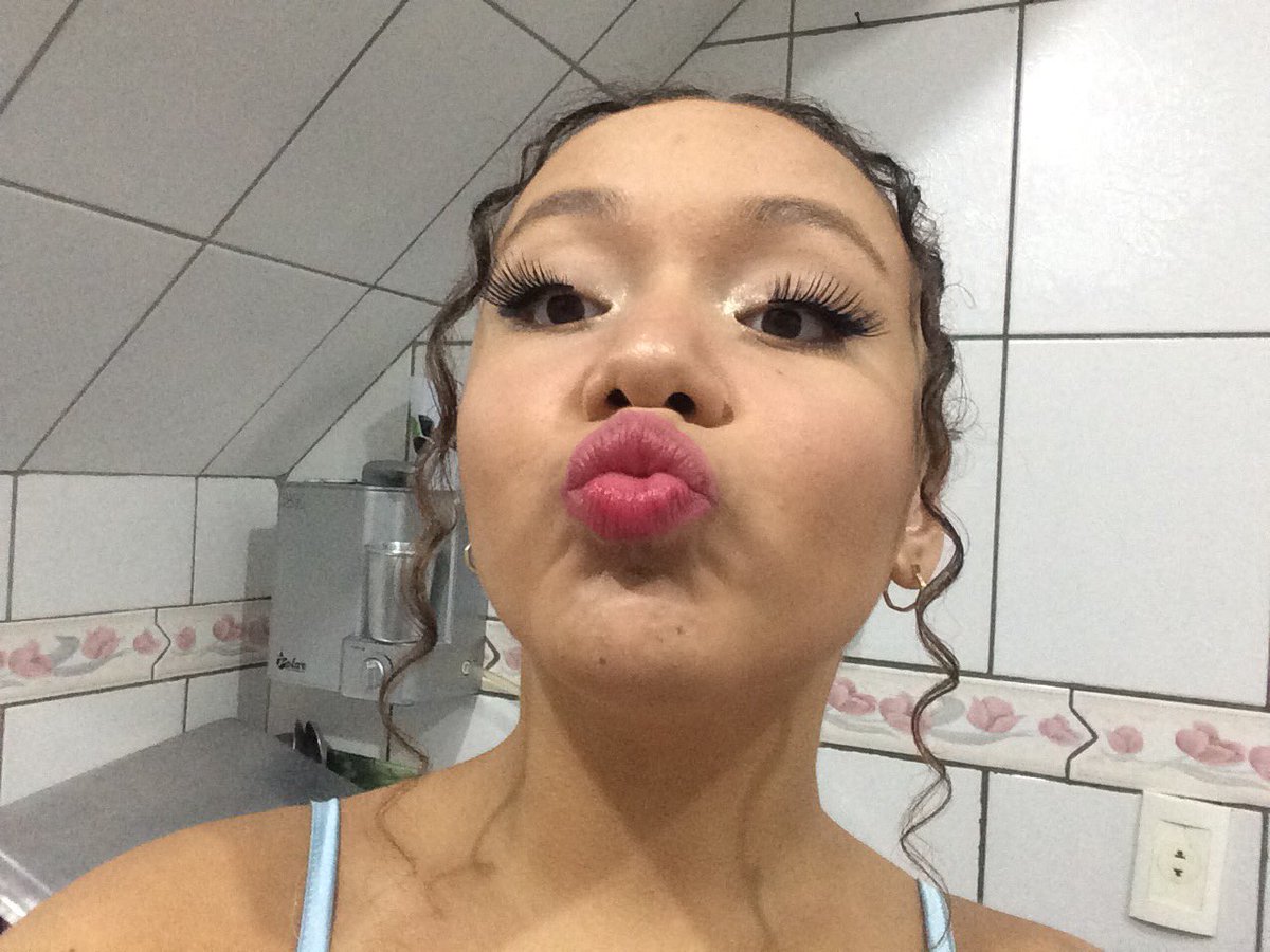 lifebibix's tweet photo. com essas fotos até parece que eu sou bonita🤡
#ElogiaTattinhos https://t.co/1925P0QvPy
