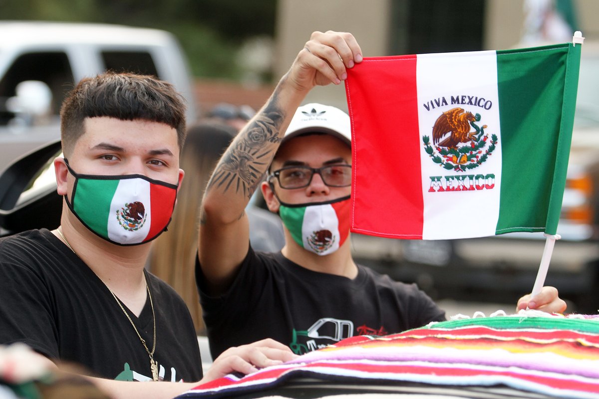 nogalesnews's tweet photo. The Mexican Consulate in Nogales, along with the TruckAZ truck club and Radio Toño, celebrated Mexican Independence on Saturday with a program at the consulate and a vehicle caravan through downtown. See a gallery of 40+ photos at: https://t.co/zFgmVNimwS https://t.co/1nY6UyTWRT