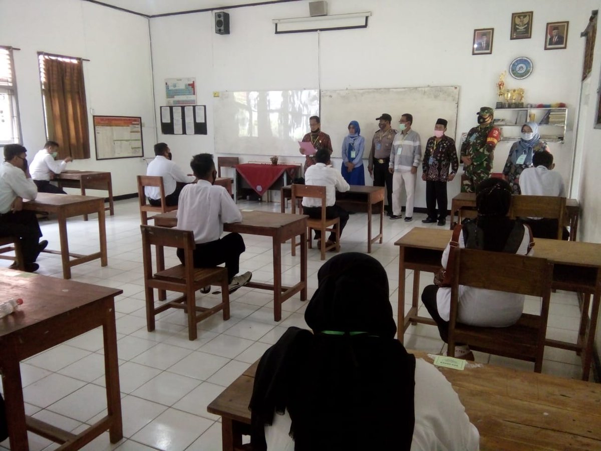 KoramilG's tweet photo. Babinsa dan Bhabinkamtibmas Pantau Ujian Tertulis dan Uji Kompetensi Calon Perangkat Desa Gancang Kec. Gumelar Kab. Banyumas, yang diikuti oleh 12 orang Calon Peserta Perangkat Desa Gancang. Bertempat di SMAN 1 Ajibarang Kab. Banyumas. Sabtu (12/9/2020). https://t.co/HbMZEcmtMl
