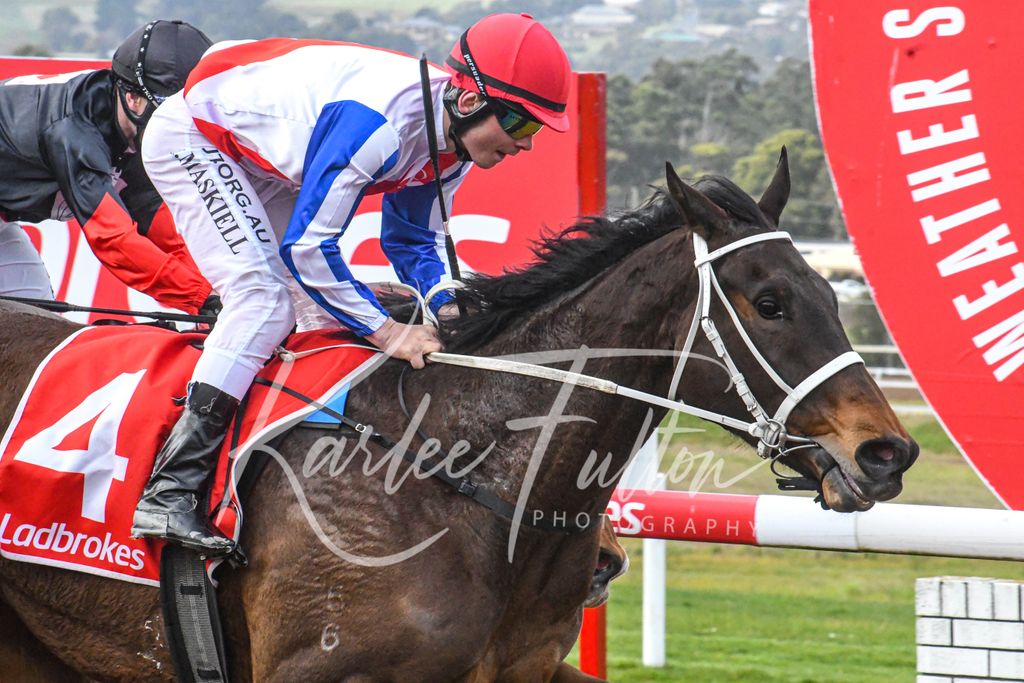 Race 3 at Devonport 
Goodstone Group Maiden 

Winner : Gaius Julius 
Jockey : K.Maskiell 
Trainer : S.Carr