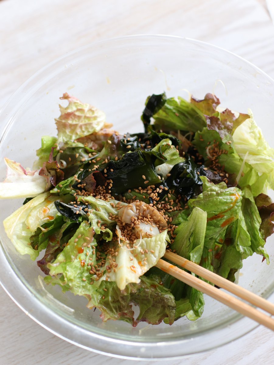 ぐっち夫婦 料理家 一口食べたら 気持ちは韓国 ベビーホタテとわかめのチョレギサラダ しょうゆ 酢 砂糖 ごま油を混ぜてドレッシングを作り 一口大のレタス 白髪ねぎ ベビーホタテ わかめ お好みでラー油とにんにくを入れ和える 盛り付け