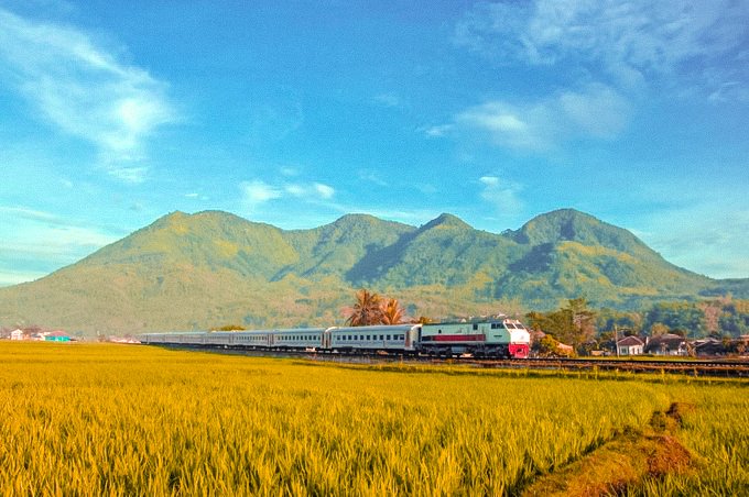 remukanatiiki's tweet photo. @KAI121 ikuti @KAI121 kuy biar bisa naik kereta bareng kita @ErlitaLindasari @NugrahaniND @kumalasss lihat kiri kanan banyak sawah dan pegunungan bertebaran 💃 yang ijoijo bikin segerin mata pastinya
#PresetChallenge
#AmanNyamanNaikKereta https://t.co/PNH0Z6yDHq