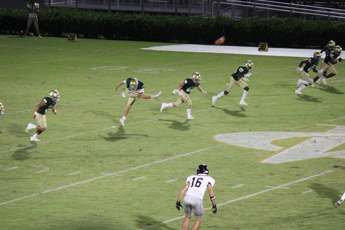 lorieannthomas's tweet photo. Friday Night Lights! Ware Co vs Richmond Hill, 36 to 29. Awesome game coaches & players! ❤️🐊🏈 #warecountygators #varsityfootball #FridayNightLights https://t.co/w1gfBQr2FP