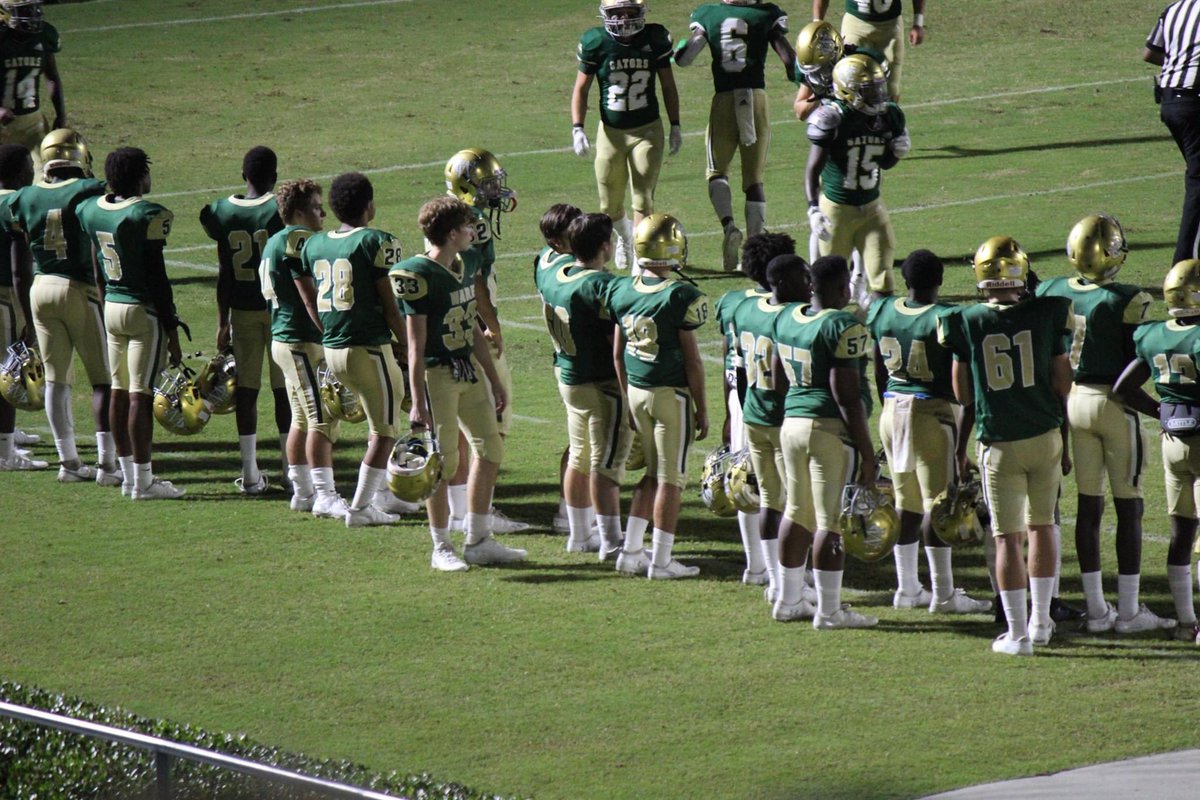 lorieannthomas's tweet photo. Friday Night Lights! Ware Co vs Richmond Hill, 36 to 29. Awesome game coaches & players! ❤️🐊🏈 #warecountygators #varsityfootball #FridayNightLights https://t.co/w1gfBQr2FP