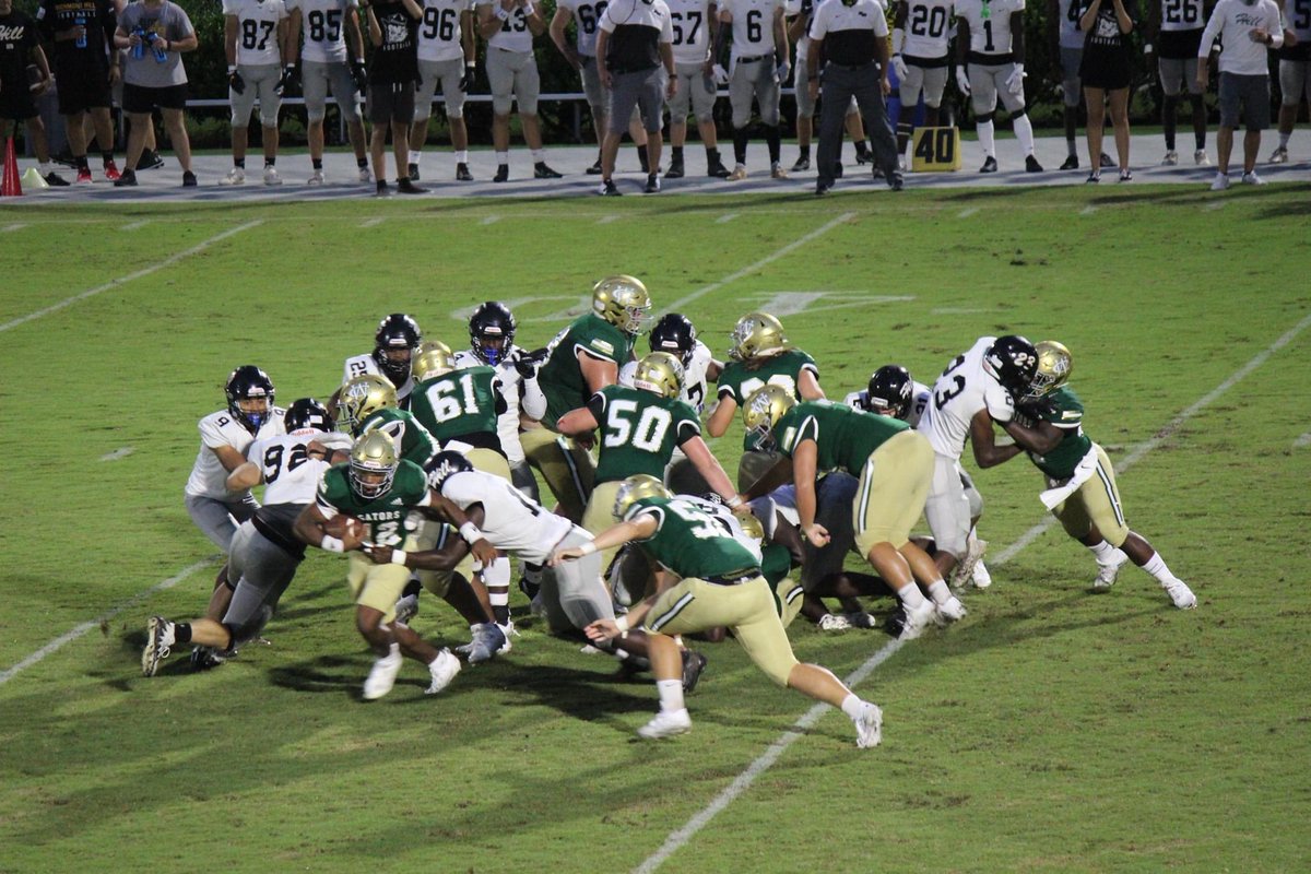 lorieannthomas's tweet photo. Friday Night Lights! Ware Co vs Richmond Hill, 36 to 29. Awesome game coaches & players! ❤️🐊🏈 #warecountygators #varsityfootball #FridayNightLights https://t.co/w1gfBQr2FP