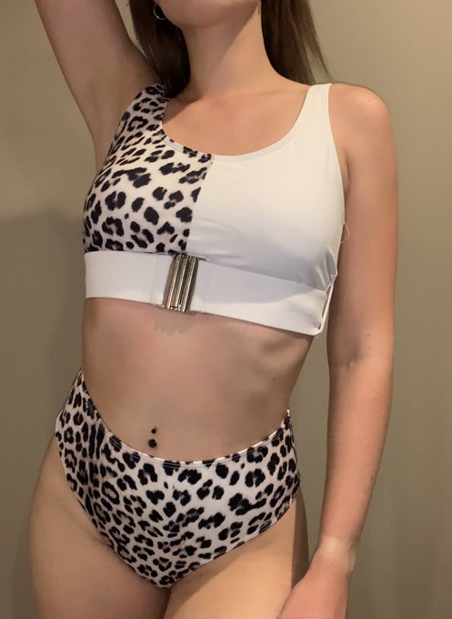 Who likes my new swimsuit? 🥺🥺 https://t.co/VcqLdeckTp<a href="/tag/sellingcontent"class="tags"><span>#sellingcontent</span></a>