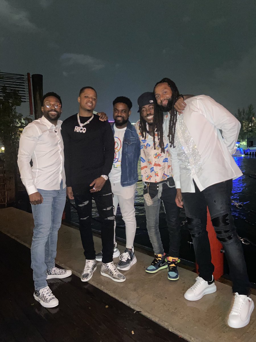 BlameMiAmbition's tweet photo. FAMILY TIES π€ #EVERYTHINGPREMIUM https://t.co/DvB4SPzvsj