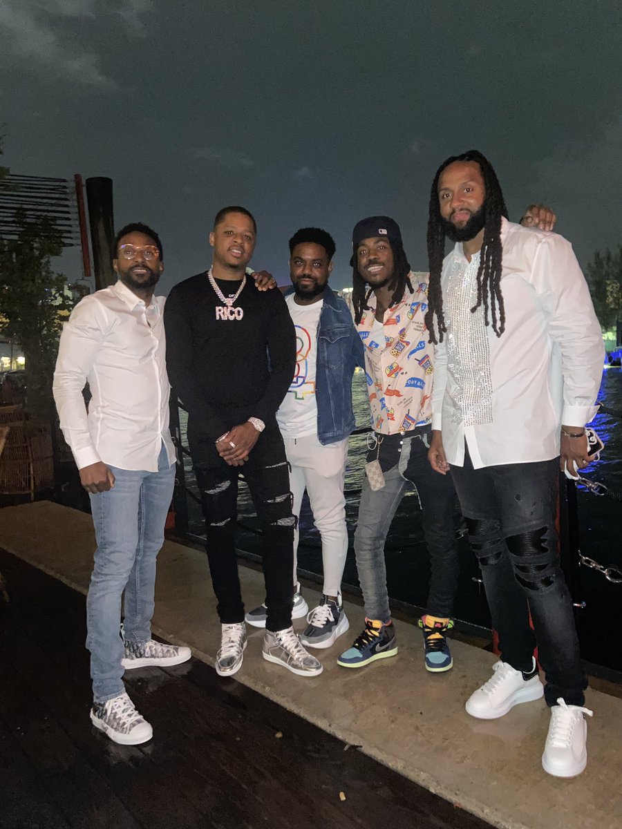 BlameMiAmbition's tweet photo. FAMILY TIES π€ #EVERYTHINGPREMIUM https://t.co/DvB4SPzvsj