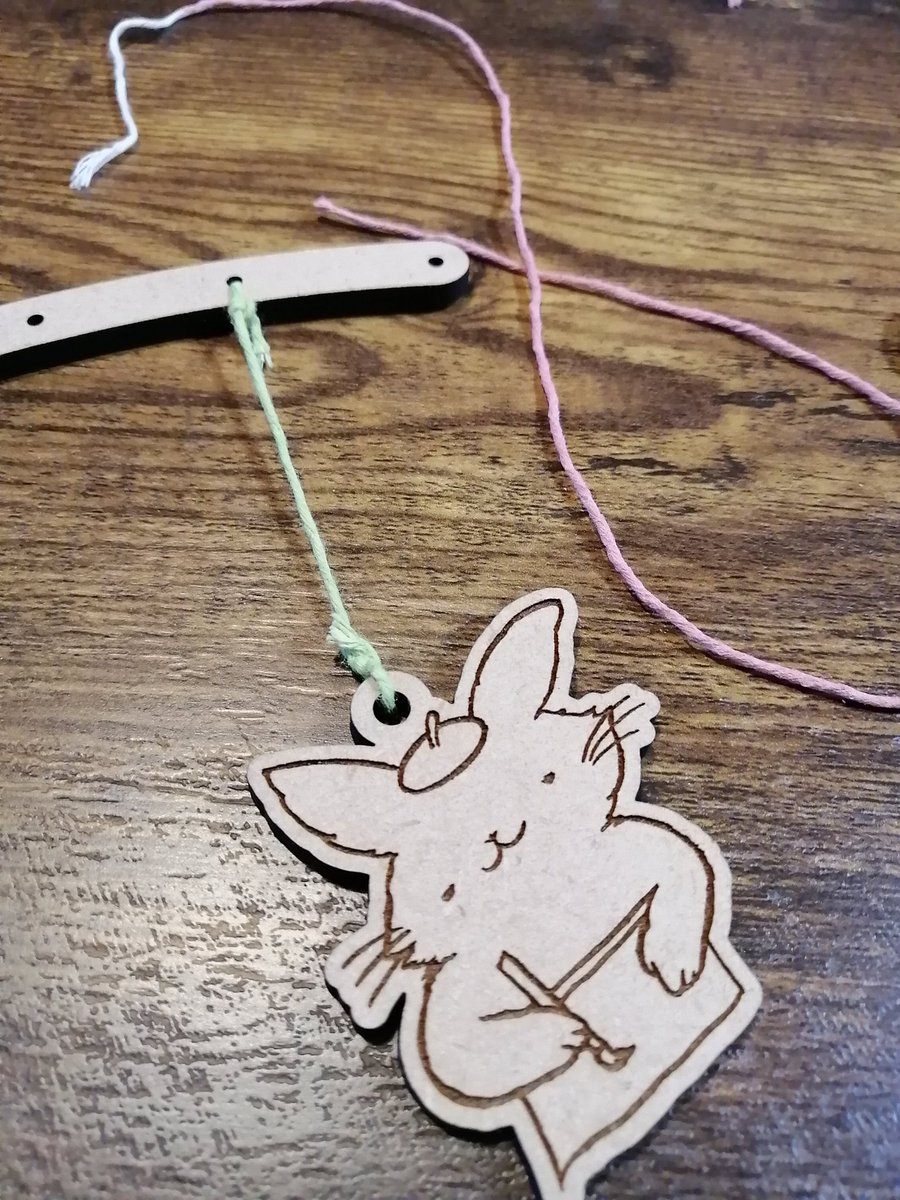 Yoko モビールの糸は この豚さんに巻かれてるタコ糸を割いて アクリル絵具で色を塗り乾燥させたものです うちもサンプル飾ってますが 部屋の空間が楽しくなります モビール 凧糸 うさぎ イラスト ハンドメイド オリジナル 創作 アート Yoko モビールの糸は この豚さんに巻かれてるタコ糸を割いて アクリル絵具で色を塗り乾燥させたものです うちもサンプル飾ってますが 部屋の空間が楽しくなります モビール 凧糸 うさぎ イラスト ハンドメイド オリジナル 創作 アート
