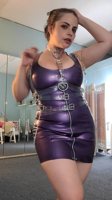 I feel like I haven't been losing any weight but these two images, same dress look pretty different to<a href="/tag/facesitting"class="tags"><span>#facesitting</span></a>