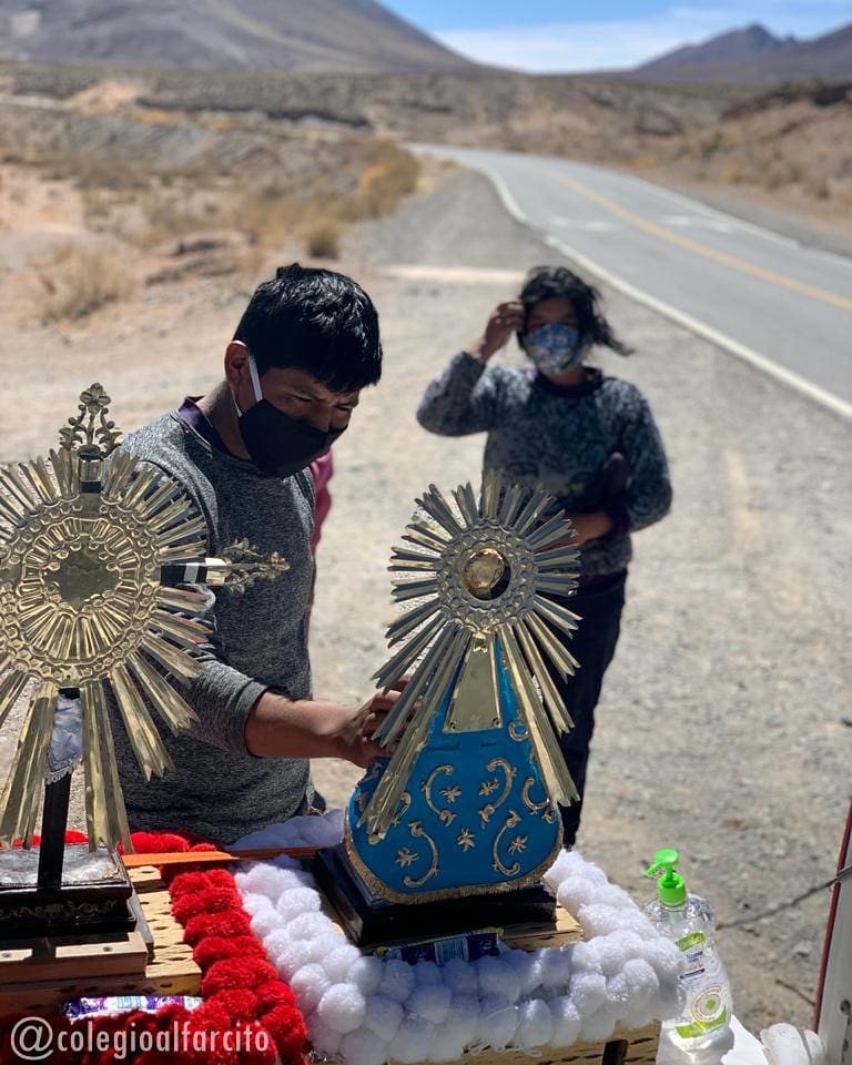 ColeAlfarcito's tweet photo. Comienza la Fiesta del Señor y la Virgen del Milagro, patronos de Salta.
Por primera vez en +300 años sin peregrinos.

Llevamos cartillas a los alumnos y acompañamos con cuidado la fe de tantos.

Pidamos un #MilagroParaelMundo.
#Milagro2020 #PeregrinacionVirtual https://t.co/puKyEFUZzC